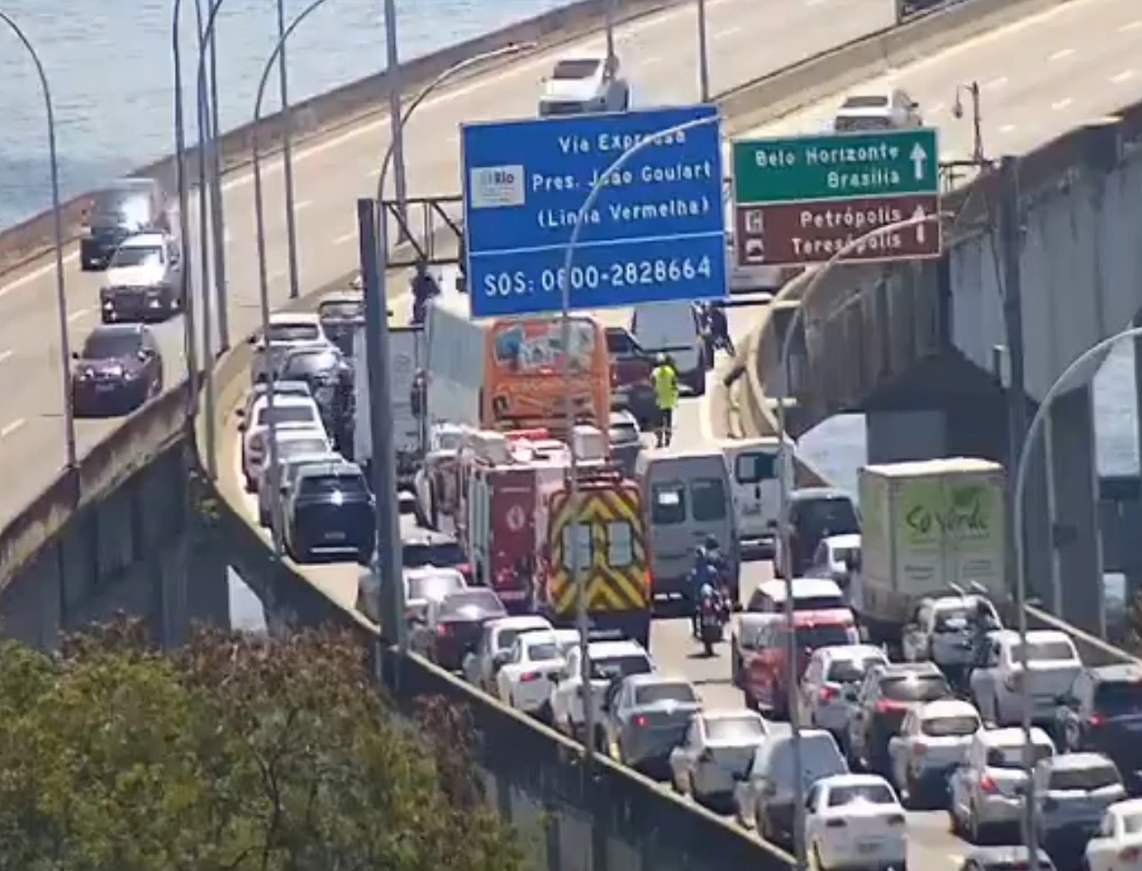 Acidente envolvendo carro e moto na altura do linha vermelha