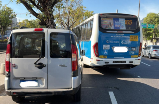 Acidente envolvendo ônibus e utilitário AVENIDA FRANCISCO BICALHO