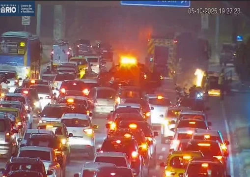 CARRO PEGANDO FOGO NA AVENIDA AYRTON SENNA