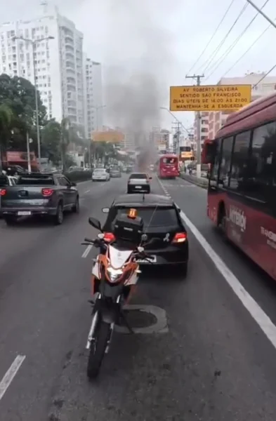 Carro pega fogo na Avenida Marquês do Paraná