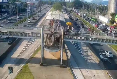 Colisão entre utilitário e moto causa retenção na Avenida Ayrton Senna na Barra