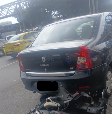 Carro e moto colidem e interditam faixa da Avenida Rei Pelé em São Cristóvão