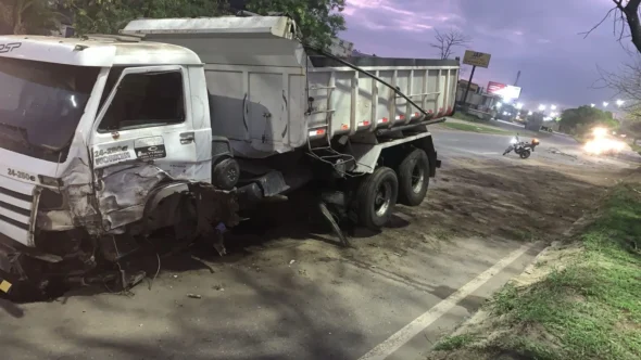 Caminhão colide com árvore e interdita faixas da Avenida Brasil em Santíssimo
