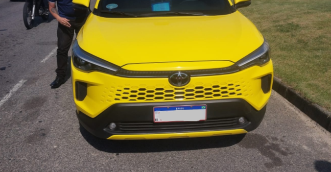 Acidente entre táxi, carro e moto na Avenida Lúcio Costa no sentido São Conrado