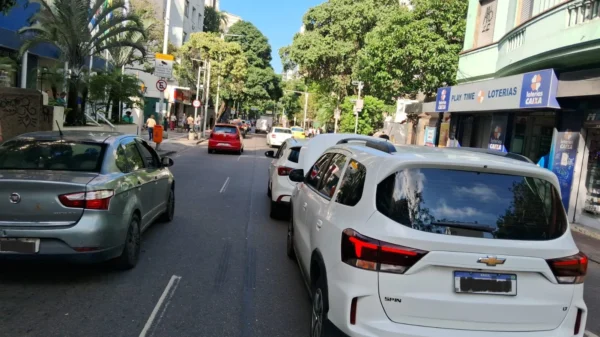 Colisão entre carros causa lentidão na Rua Voluntários da Pátria em Botafogo