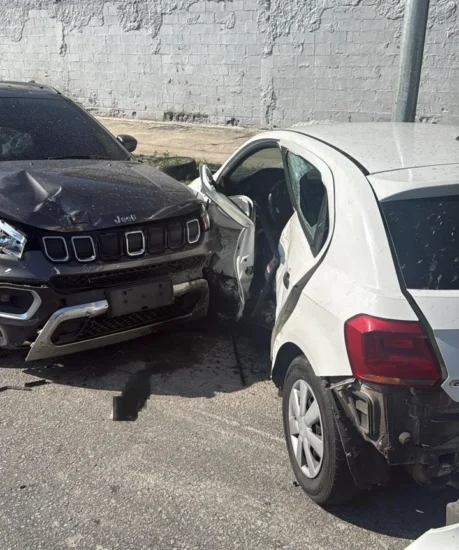Colisão entre dois carros causa lentidão na Rua Carolina Machado em Osvaldo Cruz