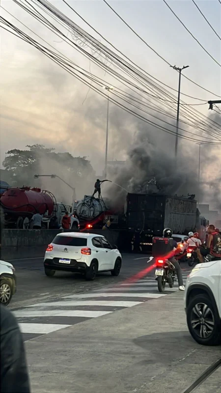 INCÊNDIO EM CAMINHÃO INTERDITA PISTA LATERAL DA AVENIDA BRASIL