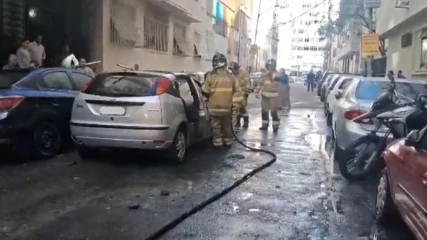 Incêndio em carro ocupa uma faixa na Rua Fernando Osório