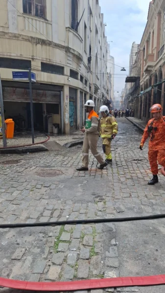 INCÊNDIO EM IMÓVEL COMERCIAL NO CENTRO DO RIO inc^ndios