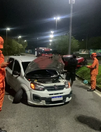 carro fiat acidente avenida brasil