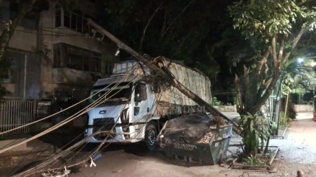 colisão de um caminhão com poste Rua General Tasso Fragoso