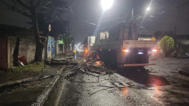 colisão de uma carreta contra um poste rua Campo Formoso