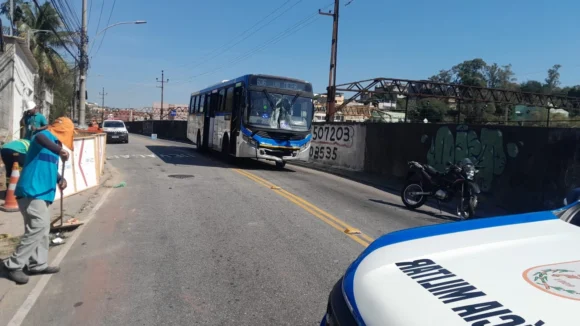 colisão entre ônibus Rua Elias da Silva