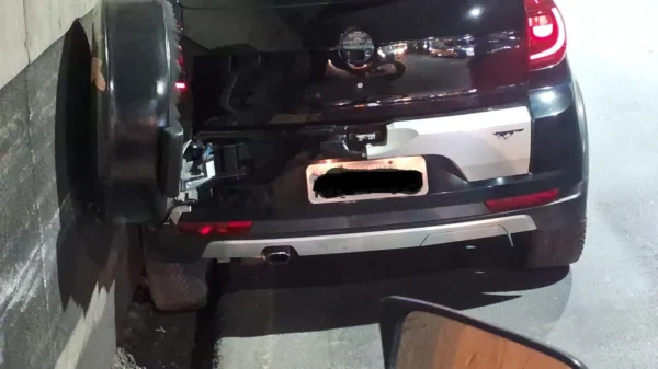 colisão envolvendo um carro e uma canaleta túnel rebouças