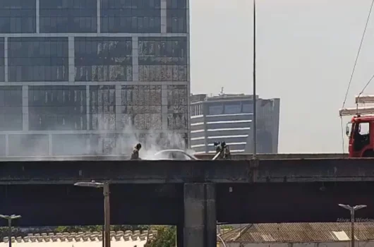 incêndio carro linha vermelha