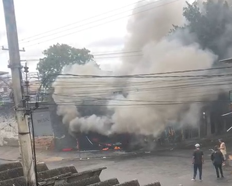 Incêndio em quiosque mobiliza bombeiros na Estrada do Quitungo