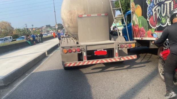 um acidente envolvendo carreta e dois carros avenida brasil