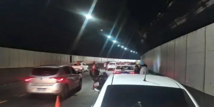 uma colisão entre dois carros e uma moto túnel rebouças