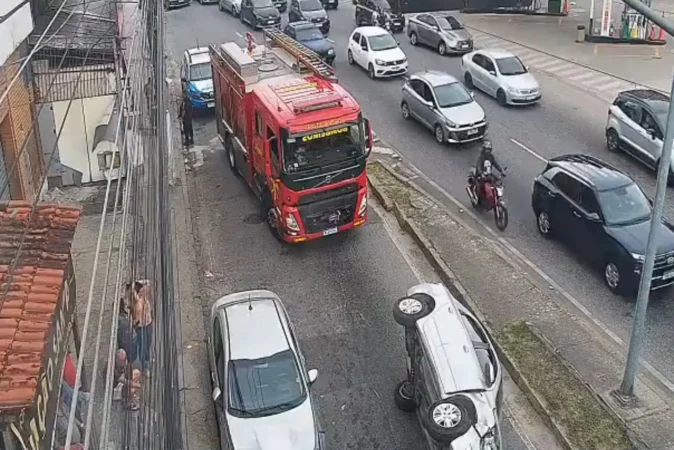 ACIDENTE SEGUIDO DE CAPOTAMENTO NA AVENIDA PASTOR MARTIN LUTHER KING JÚNIOR