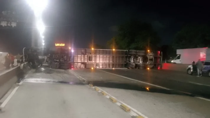 TOMBAMENTO DE CARRETA NA AVENIDA BRASIL