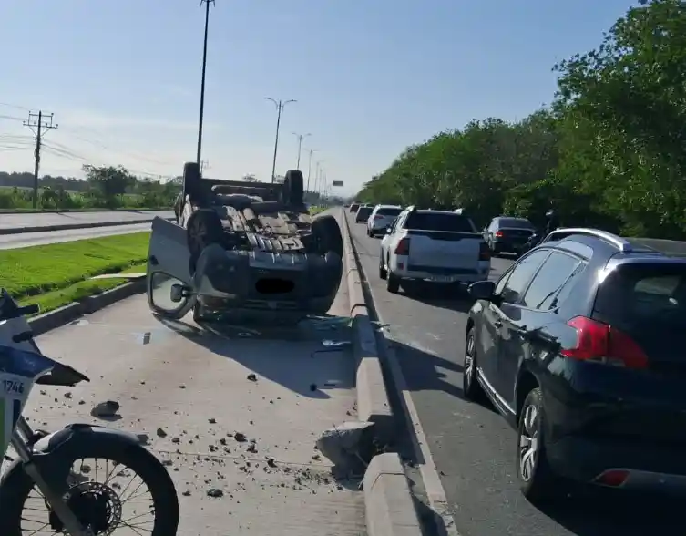 Avenida Dom João VI carro capotado