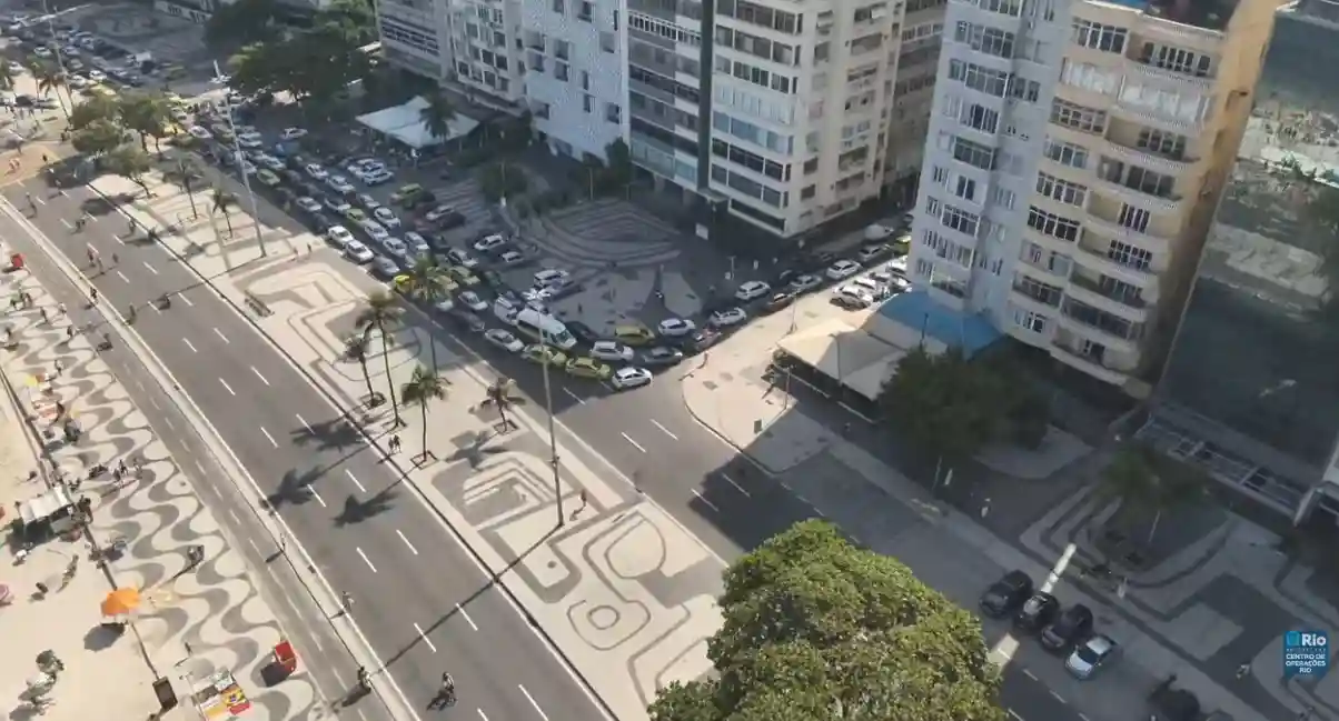 MANIFESTAÇÃO NA AVENIDA ATLÂNTICA