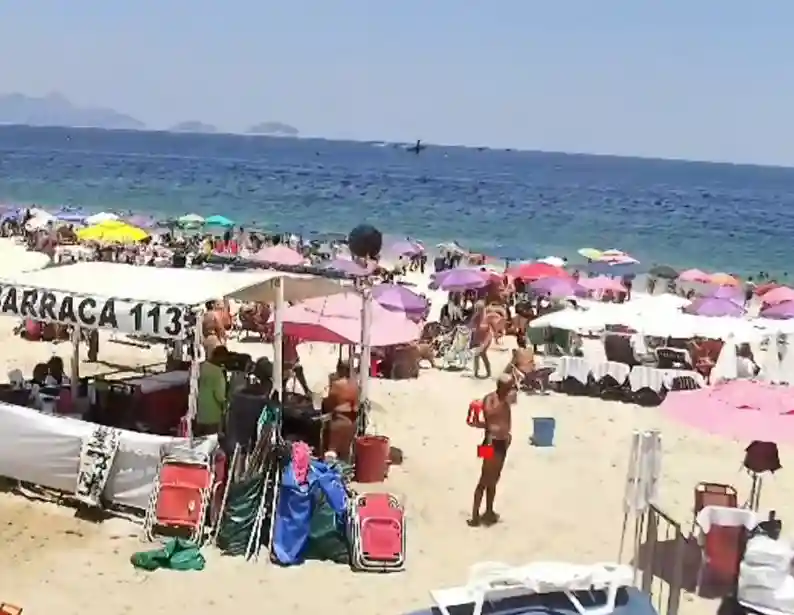 Avião monomotor cai no mar em Copacabana e piloto morre