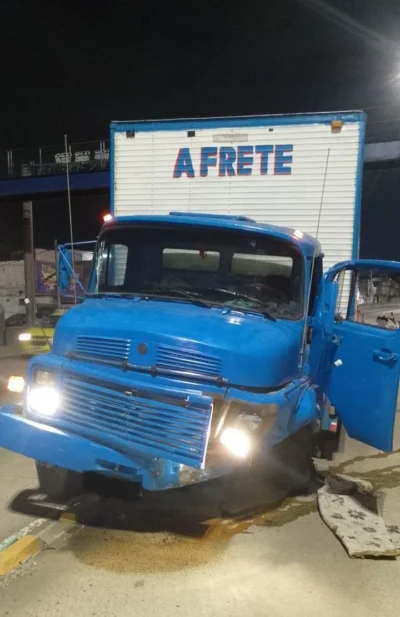 caminhão colidir contra uma mureta avenida brasil