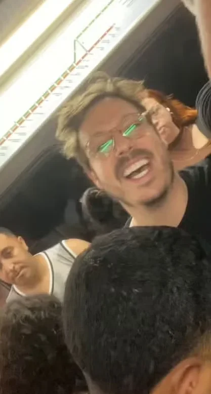 Fábio Porchat em metrô lotado