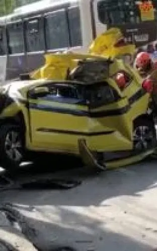 acidente entre ônibus e táxi