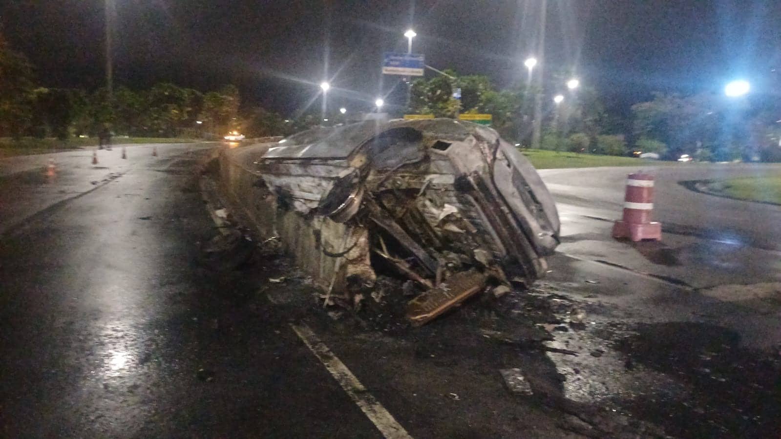 CARRO NA AVENIDA GENERAL JUSTO