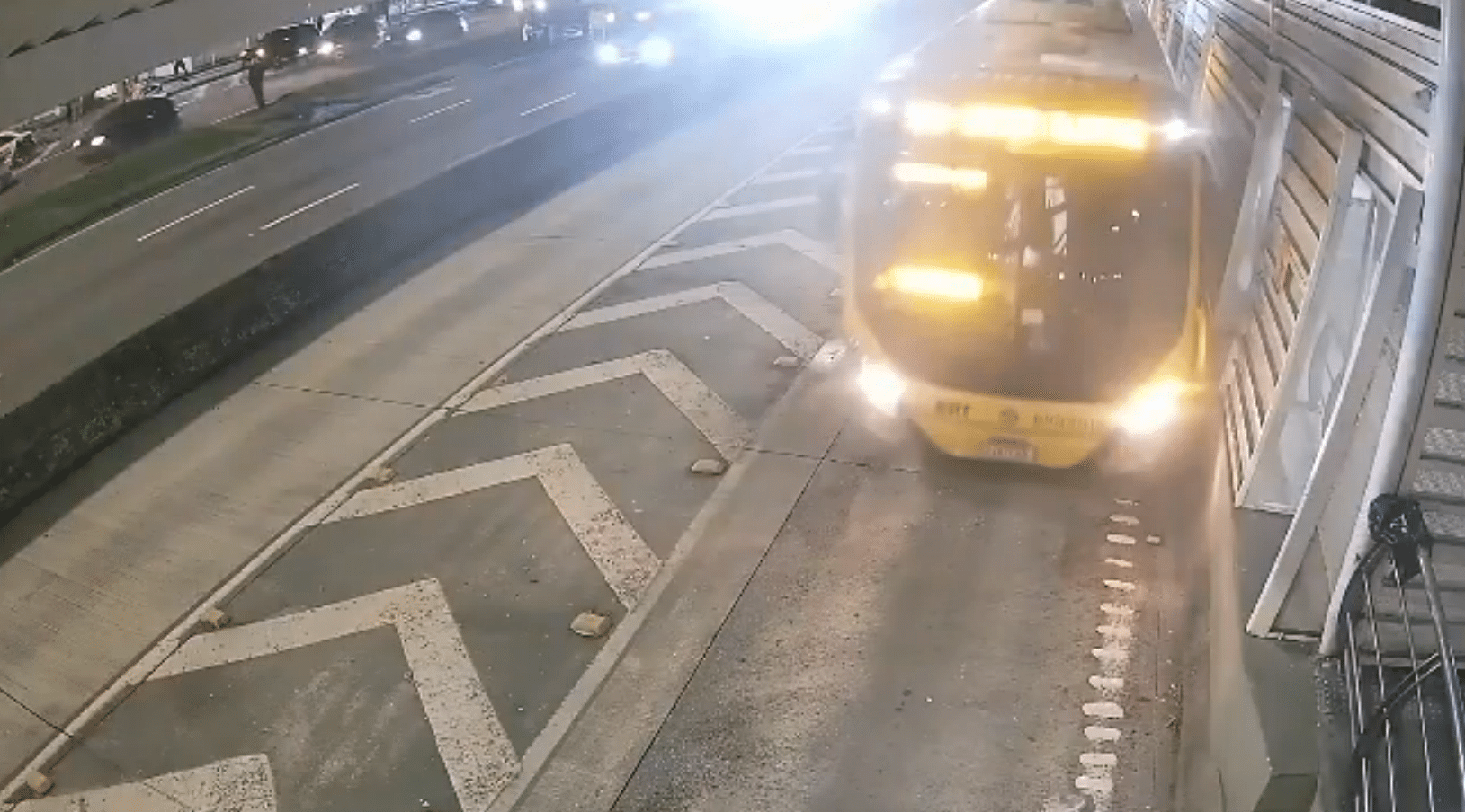 ACIDENTE ENTRE CARRO E MOTO NA AVENIDA AYRTON SENNA