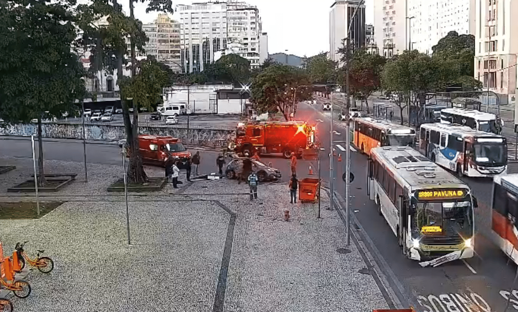 Acidente na Avenida Presidente Antônio Carlos ocupa faixa