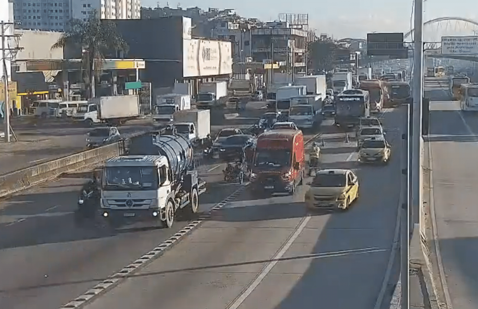 Acidente entre caminhão e moto interdita faixa na Avenida Brasil