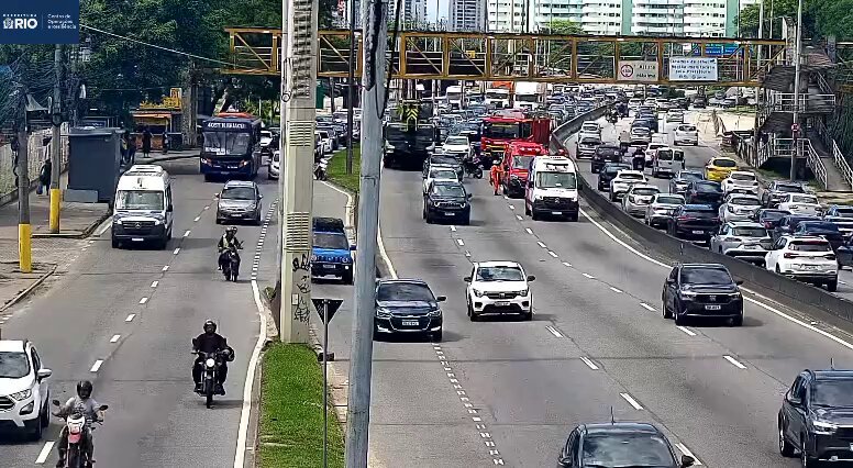 ACIDENTE NA AVENIDA AYRTON SENNA espaço