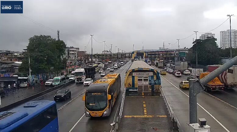 Avenida Brasil na direção da Zona Oeste em Bonsucesso