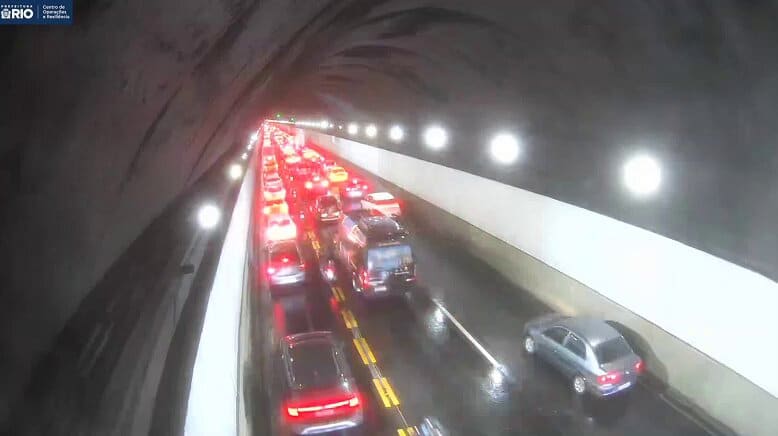 acidente entre três carros e uma moto