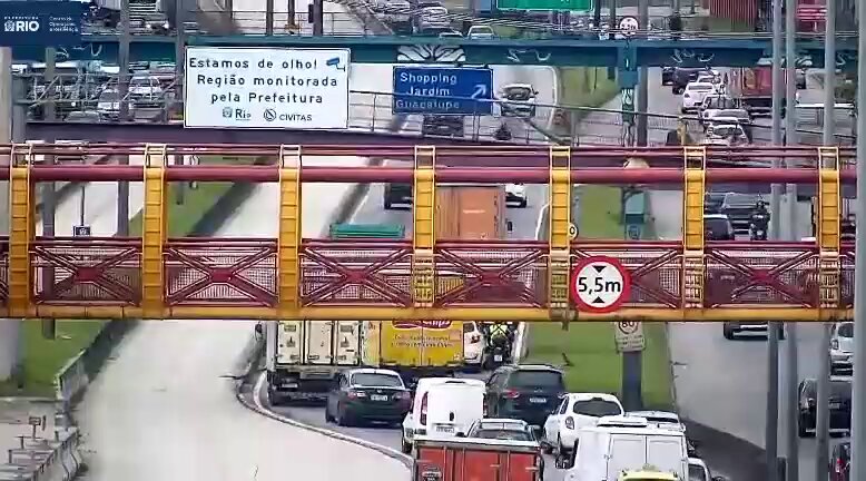 devido a um acidente envolvendo um caminhão