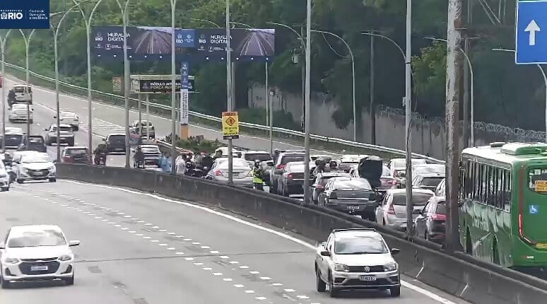 duas motos e carro interdita faixa na Linha Vermelha